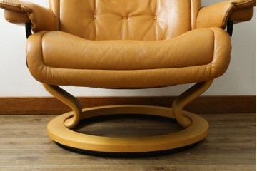 中古　EKORNES(エコーネス)　ロイヤルシリーズ　本革(レザー)　極上のくつろぎの時間を演出するストレスレスチェア+オットマンのセット　定価約46万円　(R-083308)