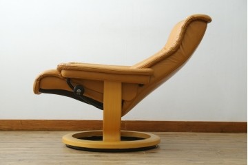 中古　EKORNES(エコーネス)　ロイヤルシリーズ　本革(レザー)　極上のくつろぎの時間を演出するストレスレスチェア+オットマンのセット　定価約46万円　(R-083308)