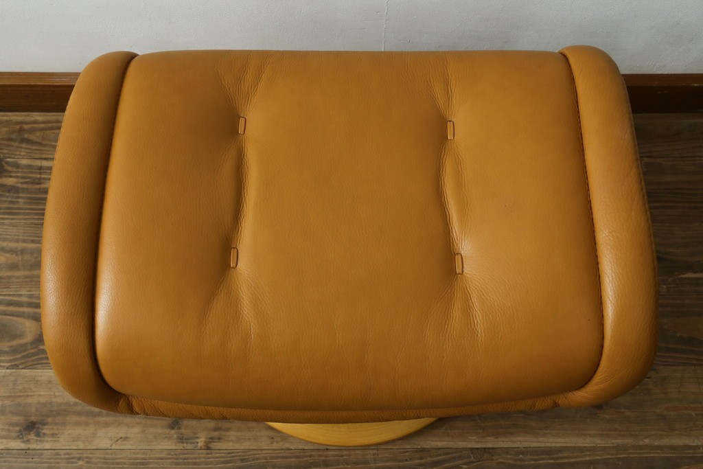 中古　EKORNES(エコーネス)　ロイヤルシリーズ　本革(レザー)　極上のくつろぎの時間を演出するストレスレスチェア+オットマンのセット　定価約46万円　(R-083308)