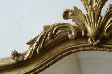 フランスアンティーク　The Globe (ザ・グローブ)Antiques取り扱い　優雅な彫刻の装飾が映える金フレームの大型ミラー(姿見、壁掛け鏡)(R-083317)