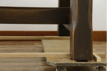 中古　美品　飛騨産業　キツツキ　PROVINCIAL(プロヴィンシャル・プロビンシャル)シリーズ　P31　オーク材　どっしりとした堅牢なつくりと素朴な佇まいが魅力のタバーンテーブル(ダイニングテーブル、4人掛け、6人掛け、食卓、作業台)(R-083318)