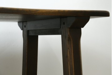 中古　美品　飛騨産業　キツツキ　PROVINCIAL(プロヴィンシャル・プロビンシャル)シリーズ　P31　オーク材　どっしりとした堅牢なつくりと素朴な佇まいが魅力のタバーンテーブル　(R-083318)