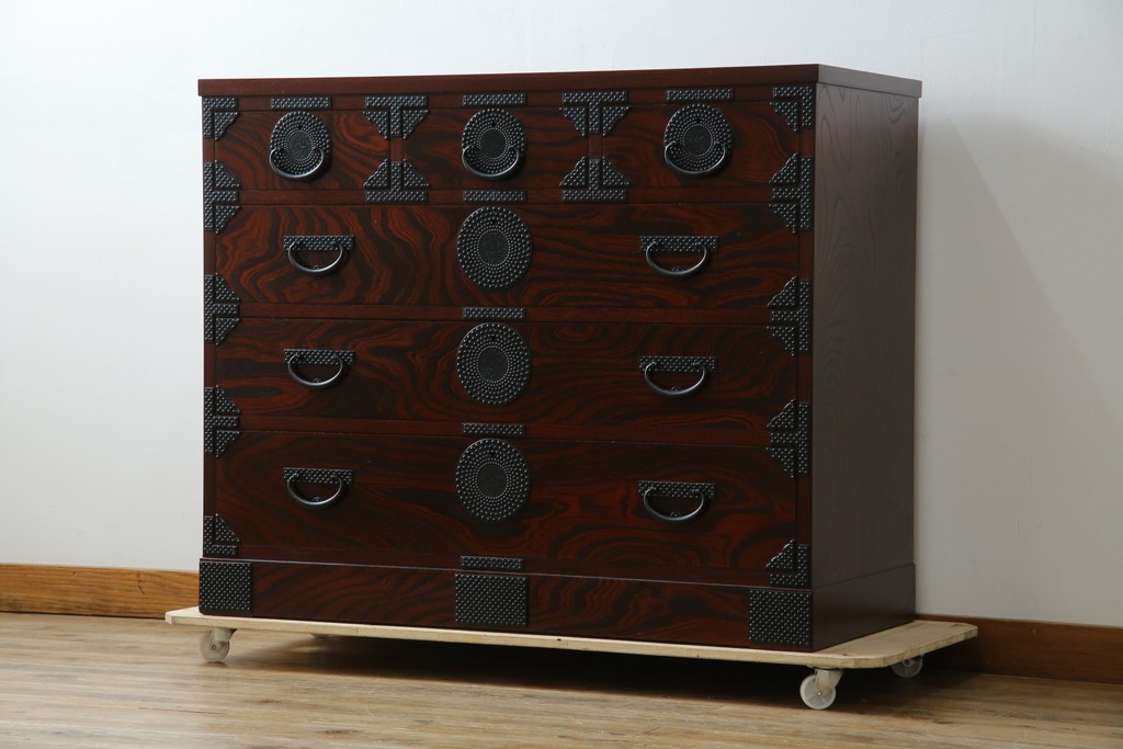 中古　美品　岩谷堂箪笥　漆塗り　あられ紋様の金具が目を惹く、和モダンな空間づくりにおすすめの整理箪笥　(R-083323)