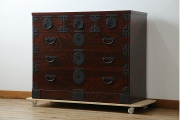 中古　美品　岩谷堂箪笥　漆塗り　あられ紋様の金具が目を惹く、和モダンな空間づくりにおすすめの整理箪笥　(R-083323)