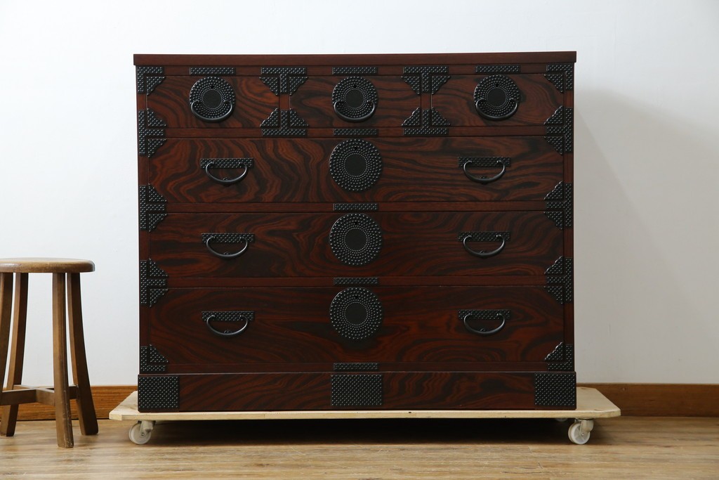 中古　美品　岩谷堂箪笥　漆塗り　あられ紋様の金具が目を惹く、和モダンな空間づくりにおすすめの整理箪笥　(R-083323)