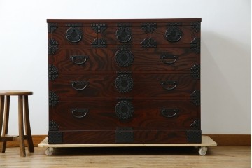 中古　美品　岩谷堂箪笥　漆塗り　あられ紋様の金具が目を惹く、和モダンな空間づくりにおすすめの整理箪笥　(R-083323)