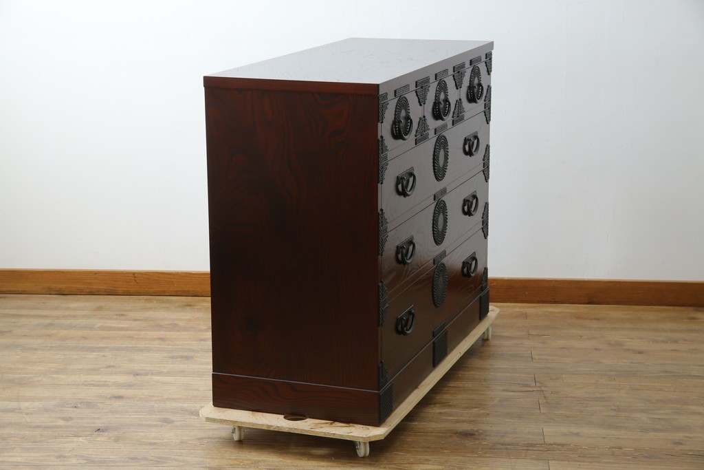 中古　美品　岩谷堂箪笥　漆塗り　あられ紋様の金具が目を惹く、和モダンな空間づくりにおすすめの整理箪笥　(R-083323)