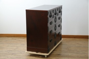 中古　美品　岩谷堂箪笥　漆塗り　あられ紋様の金具が目を惹く、和モダンな空間づくりにおすすめの整理箪笥　(R-083323)