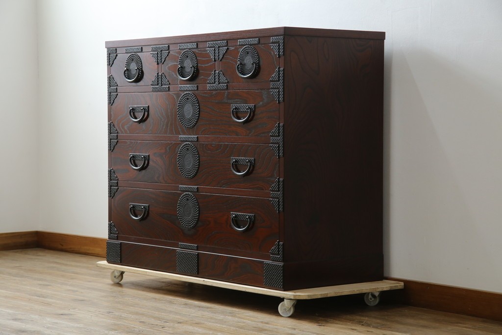 中古　美品　岩谷堂箪笥　漆塗り　あられ紋様の金具が目を惹く、和モダンな空間づくりにおすすめの整理箪笥　(R-083323)