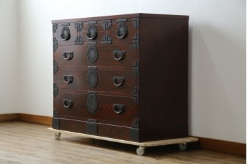 中古　美品　岩谷堂箪笥　漆塗り　あられ紋様の金具が目を惹く、和モダンな空間づくりにおすすめの整理箪笥　(R-083323)