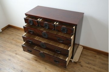 中古　美品　岩谷堂箪笥　漆塗り　あられ紋様の金具が目を惹く、和モダンな空間づくりにおすすめの整理箪笥　(R-083323)