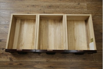 中古　美品　岩谷堂箪笥　漆塗り　あられ紋様の金具が目を惹く、和モダンな空間づくりにおすすめの整理箪笥　(R-083323)