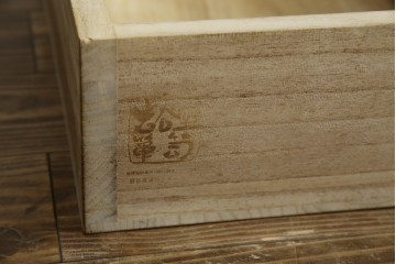 中古　美品　岩谷堂箪笥　漆塗り　あられ紋様の金具が目を惹く、和モダンな空間づくりにおすすめの整理箪笥　(R-083323)