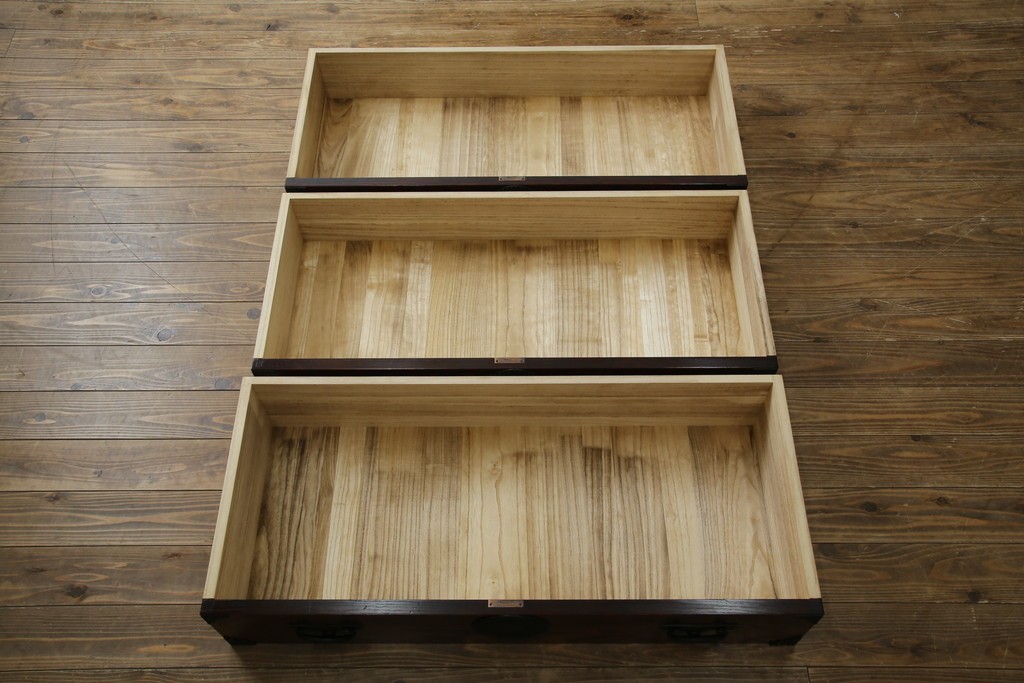 中古　美品　岩谷堂箪笥　漆塗り　あられ紋様の金具が目を惹く、和モダンな空間づくりにおすすめの整理箪笥　(R-083323)