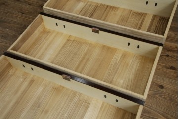 中古　美品　岩谷堂箪笥　漆塗り　あられ紋様の金具が目を惹く、和モダンな空間づくりにおすすめの整理箪笥　(R-083323)