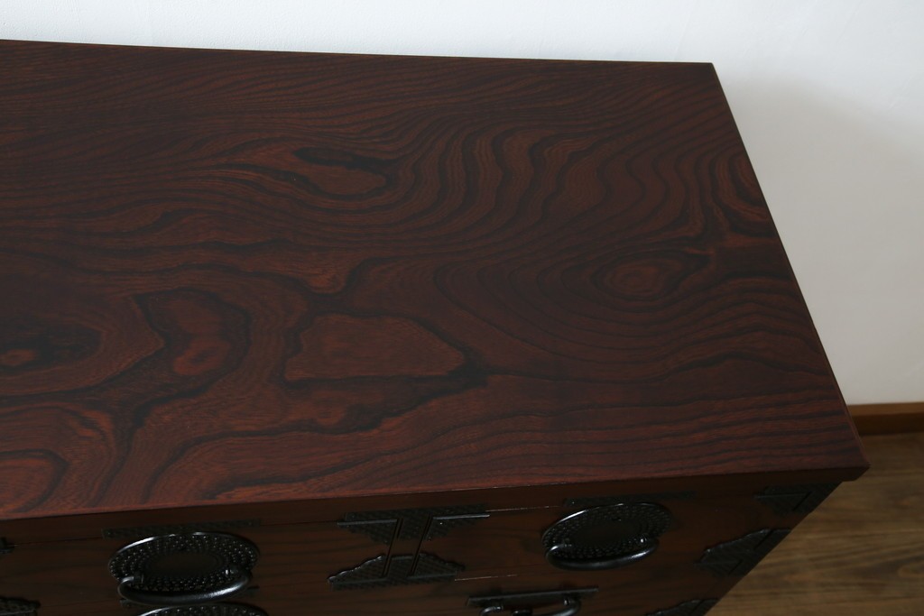 中古　美品　岩谷堂箪笥　漆塗り　あられ紋様の金具が目を惹く、和モダンな空間づくりにおすすめの整理箪笥　(R-083323)