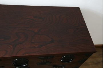 中古　美品　岩谷堂箪笥　漆塗り　あられ紋様の金具が目を惹く、和モダンな空間づくりにおすすめの整理箪笥　(R-083323)