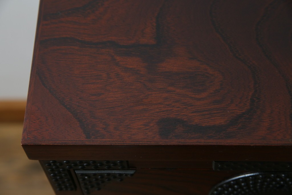 中古　美品　岩谷堂箪笥　漆塗り　あられ紋様の金具が目を惹く、和モダンな空間づくりにおすすめの整理箪笥　(R-083323)