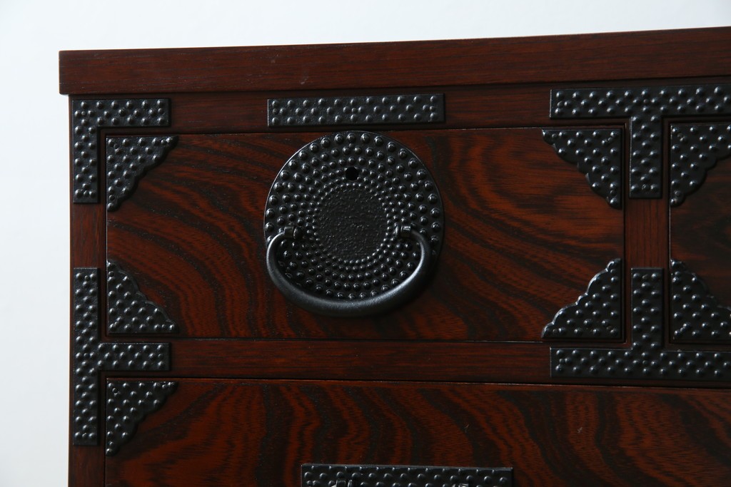 中古　美品　岩谷堂箪笥　漆塗り　あられ紋様の金具が目を惹く、和モダンな空間づくりにおすすめの整理箪笥　(R-083323)