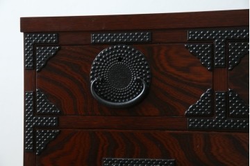 中古　美品　岩谷堂箪笥　漆塗り　あられ紋様の金具が目を惹く、和モダンな空間づくりにおすすめの整理箪笥　(R-083323)