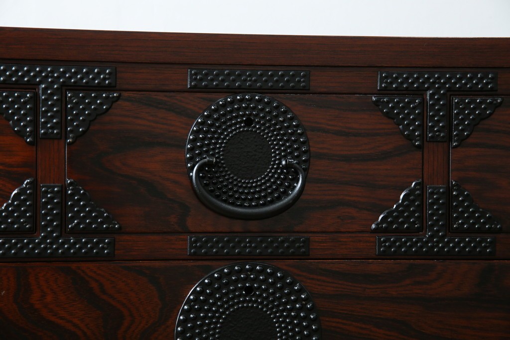 中古　美品　岩谷堂箪笥　漆塗り　あられ紋様の金具が目を惹く、和モダンな空間づくりにおすすめの整理箪笥　(R-083323)