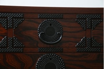 中古　美品　岩谷堂箪笥　漆塗り　あられ紋様の金具が目を惹く、和モダンな空間づくりにおすすめの整理箪笥　(R-083323)