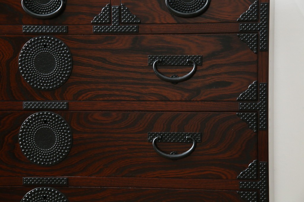 中古　美品　岩谷堂箪笥　漆塗り　あられ紋様の金具が目を惹く、和モダンな空間づくりにおすすめの整理箪笥　(R-083323)