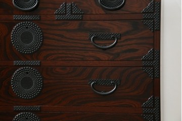 中古　美品　岩谷堂箪笥　漆塗り　あられ紋様の金具が目を惹く、和モダンな空間づくりにおすすめの整理箪笥　(R-083323)