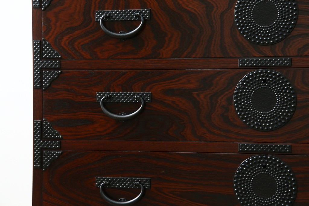 中古　美品　岩谷堂箪笥　漆塗り　あられ紋様の金具が目を惹く、和モダンな空間づくりにおすすめの整理箪笥　(R-083323)