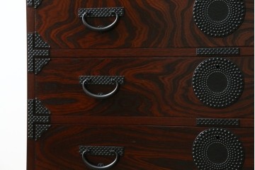 中古　美品　岩谷堂箪笥　漆塗り　あられ紋様の金具が目を惹く、和モダンな空間づくりにおすすめの整理箪笥　(R-083323)