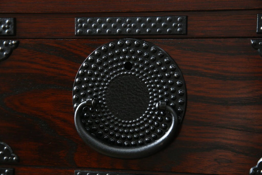 中古　美品　岩谷堂箪笥　漆塗り　あられ紋様の金具が目を惹く、和モダンな空間づくりにおすすめの整理箪笥　(R-083323)