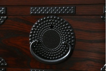 中古　美品　岩谷堂箪笥　漆塗り　あられ紋様の金具が目を惹く、和モダンな空間づくりにおすすめの整理箪笥　(R-083323)