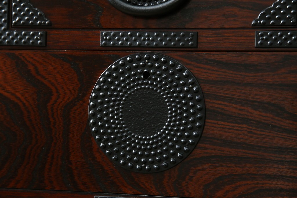 中古　美品　岩谷堂箪笥　漆塗り　あられ紋様の金具が目を惹く、和モダンな空間づくりにおすすめの整理箪笥　(R-083323)