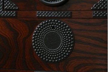 中古　美品　岩谷堂箪笥　漆塗り　あられ紋様の金具が目を惹く、和モダンな空間づくりにおすすめの整理箪笥　(R-083323)