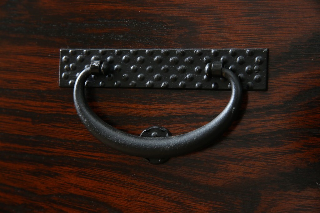 中古　美品　岩谷堂箪笥　漆塗り　あられ紋様の金具が目を惹く、和モダンな空間づくりにおすすめの整理箪笥　(R-083323)