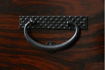 中古　美品　岩谷堂箪笥　漆塗り　あられ紋様の金具が目を惹く、和モダンな空間づくりにおすすめの整理箪笥　(R-083323)