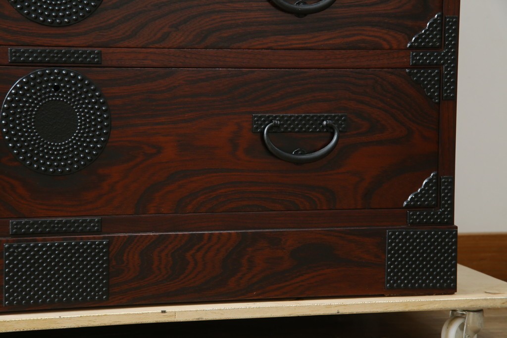 中古　美品　岩谷堂箪笥　漆塗り　あられ紋様の金具が目を惹く、和モダンな空間づくりにおすすめの整理箪笥　(R-083323)