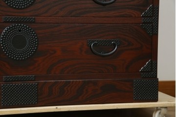 中古　美品　岩谷堂箪笥　漆塗り　あられ紋様の金具が目を惹く、和モダンな空間づくりにおすすめの整理箪笥　(R-083323)