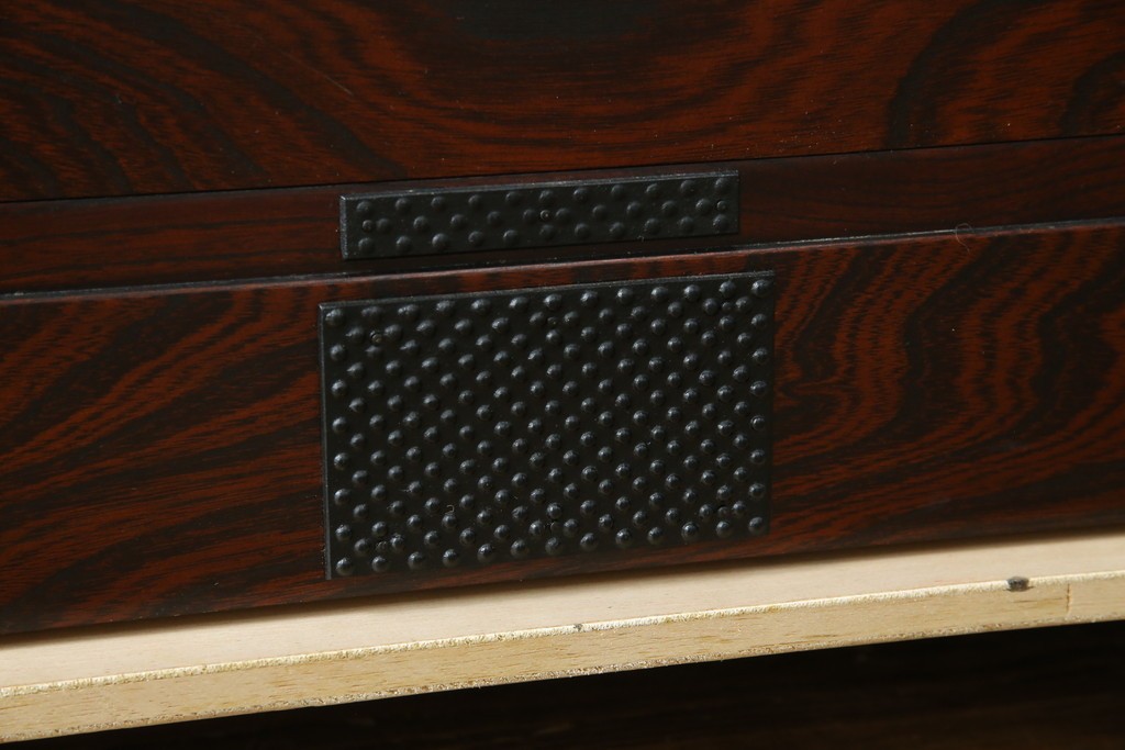 中古　美品　岩谷堂箪笥　漆塗り　あられ紋様の金具が目を惹く、和モダンな空間づくりにおすすめの整理箪笥　(R-083323)