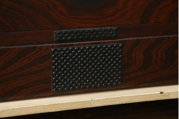 中古　美品　岩谷堂箪笥　漆塗り　あられ紋様の金具が目を惹く、和モダンな空間づくりにおすすめの整理箪笥　(R-083323)