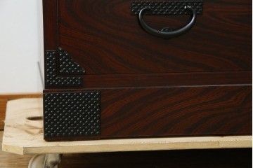 中古　美品　岩谷堂箪笥　漆塗り　あられ紋様の金具が目を惹く、和モダンな空間づくりにおすすめの整理箪笥　(R-083323)