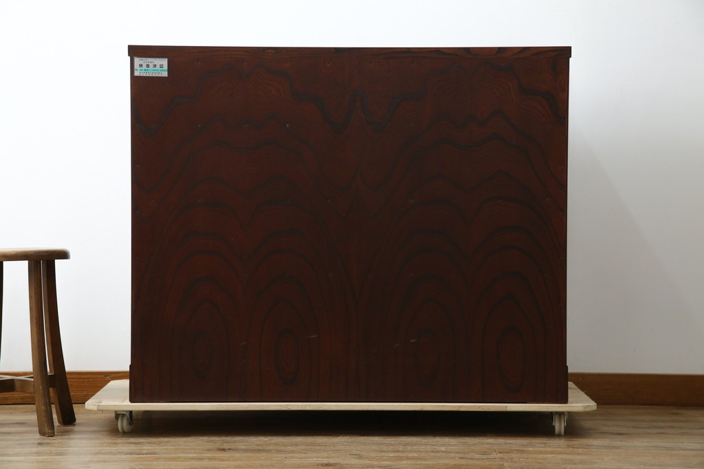 中古　美品　岩谷堂箪笥　漆塗り　あられ紋様の金具が目を惹く、和モダンな空間づくりにおすすめの整理箪笥　(R-083323)