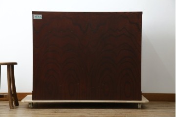 中古　美品　岩谷堂箪笥　漆塗り　あられ紋様の金具が目を惹く、和モダンな空間づくりにおすすめの整理箪笥　(R-083323)