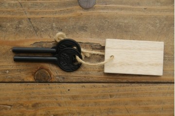 中古　美品　岩谷堂箪笥　漆塗り　あられ紋様の金具が目を惹く、和モダンな空間づくりにおすすめの整理箪笥　(R-083323)