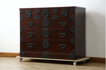 中古　美品　岩谷堂箪笥　漆塗り　あられ紋様の金具が目を惹く、和モダンな空間づくりにおすすめの整理箪笥(引き出し、衣装箪笥、収納たんす、和タンス、サイドチェスト)(R-083323)