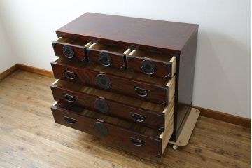 中古　美品　岩谷堂箪笥　漆塗り　あられ紋様の金具が目を惹く、和モダンな空間づくりにおすすめの整理箪笥(引き出し、衣装箪笥、収納たんす、和タンス、サイドチェスト)(R-083323)