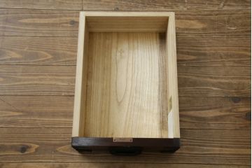 中古　美品　岩谷堂箪笥　漆塗り　あられ紋様の金具が目を惹く、和モダンな空間づくりにおすすめの整理箪笥(引き出し、衣装箪笥、収納たんす、和タンス、サイドチェスト)(R-083323)