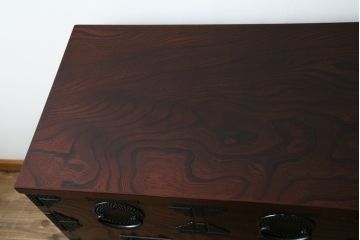 中古　美品　岩谷堂箪笥　漆塗り　あられ紋様の金具が目を惹く、和モダンな空間づくりにおすすめの整理箪笥(引き出し、衣装箪笥、収納たんす、和タンス、サイドチェスト)(R-083323)