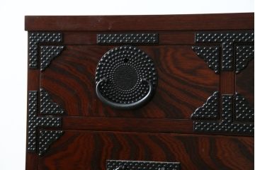 中古　美品　岩谷堂箪笥　漆塗り　あられ紋様の金具が目を惹く、和モダンな空間づくりにおすすめの整理箪笥(引き出し、衣装箪笥、収納たんす、和タンス、サイドチェスト)(R-083323)