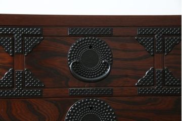 中古　美品　岩谷堂箪笥　漆塗り　あられ紋様の金具が目を惹く、和モダンな空間づくりにおすすめの整理箪笥(引き出し、衣装箪笥、収納たんす、和タンス、サイドチェスト)(R-083323)